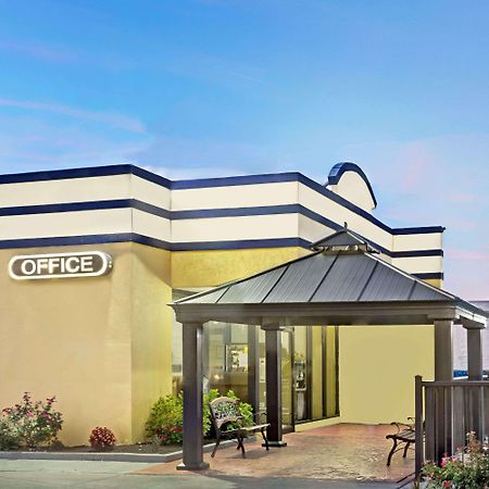 Days Inn By Wyndham Norfolk Military Circle Exteriör bild