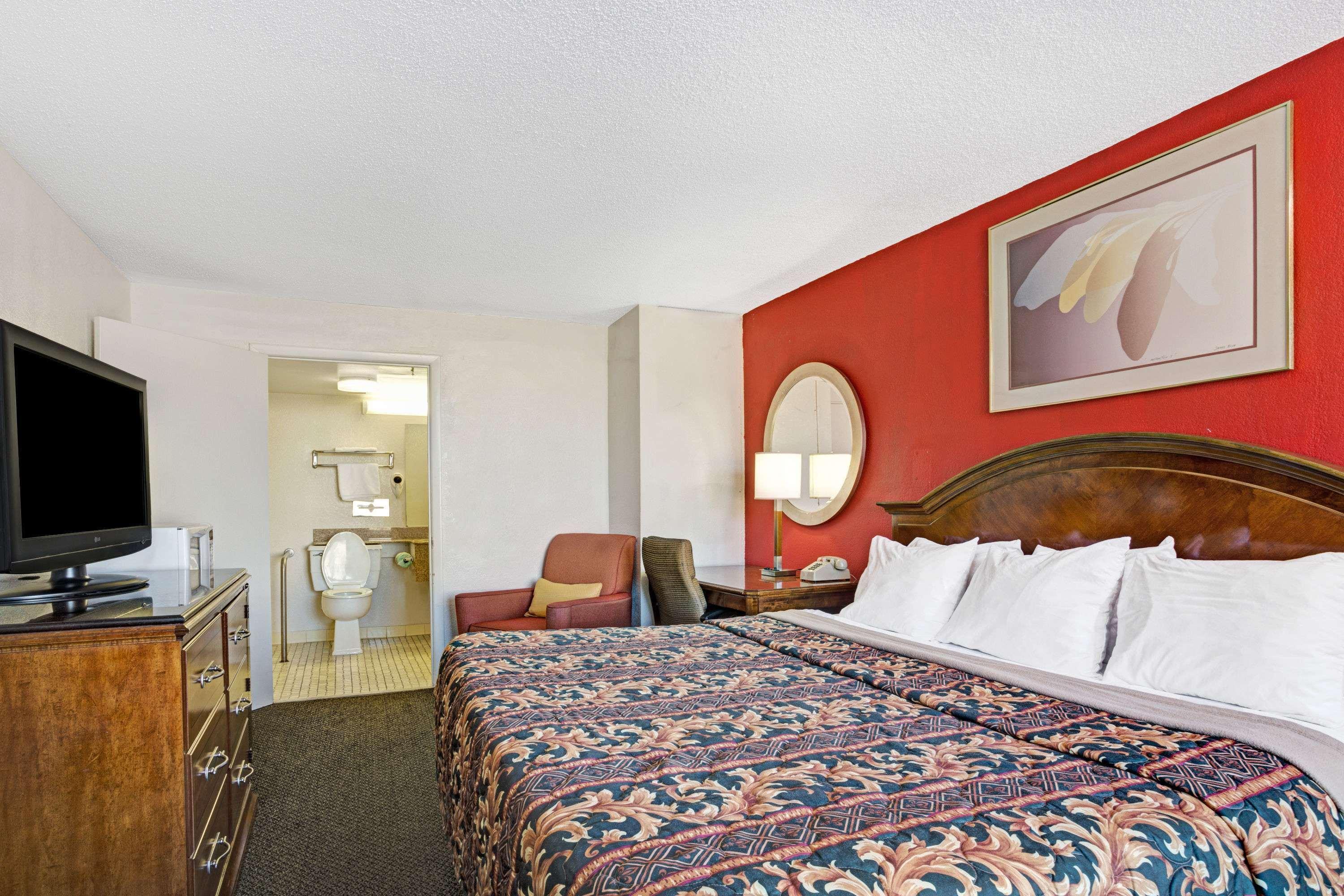 Days Inn By Wyndham Norfolk Military Circle Exteriör bild