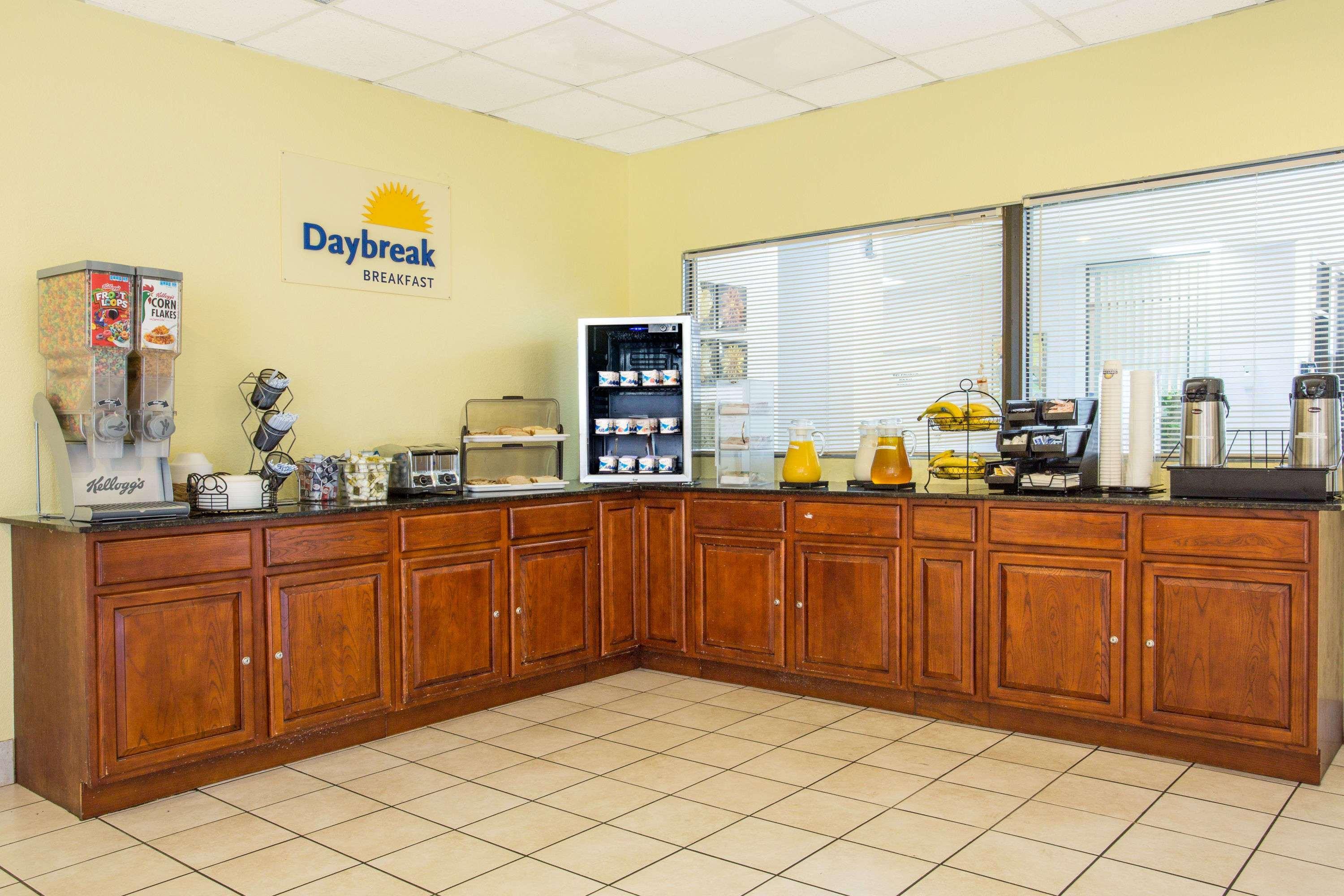 Days Inn By Wyndham Norfolk Military Circle Exteriör bild