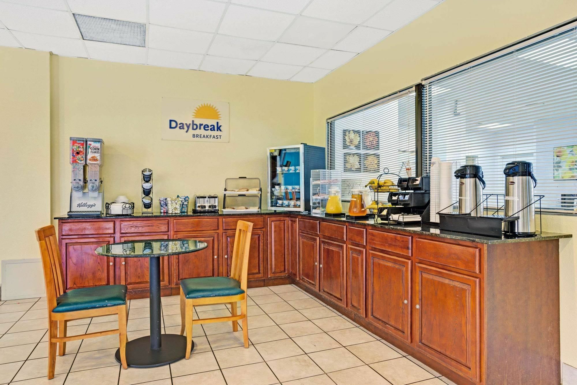 Days Inn By Wyndham Norfolk Military Circle Exteriör bild